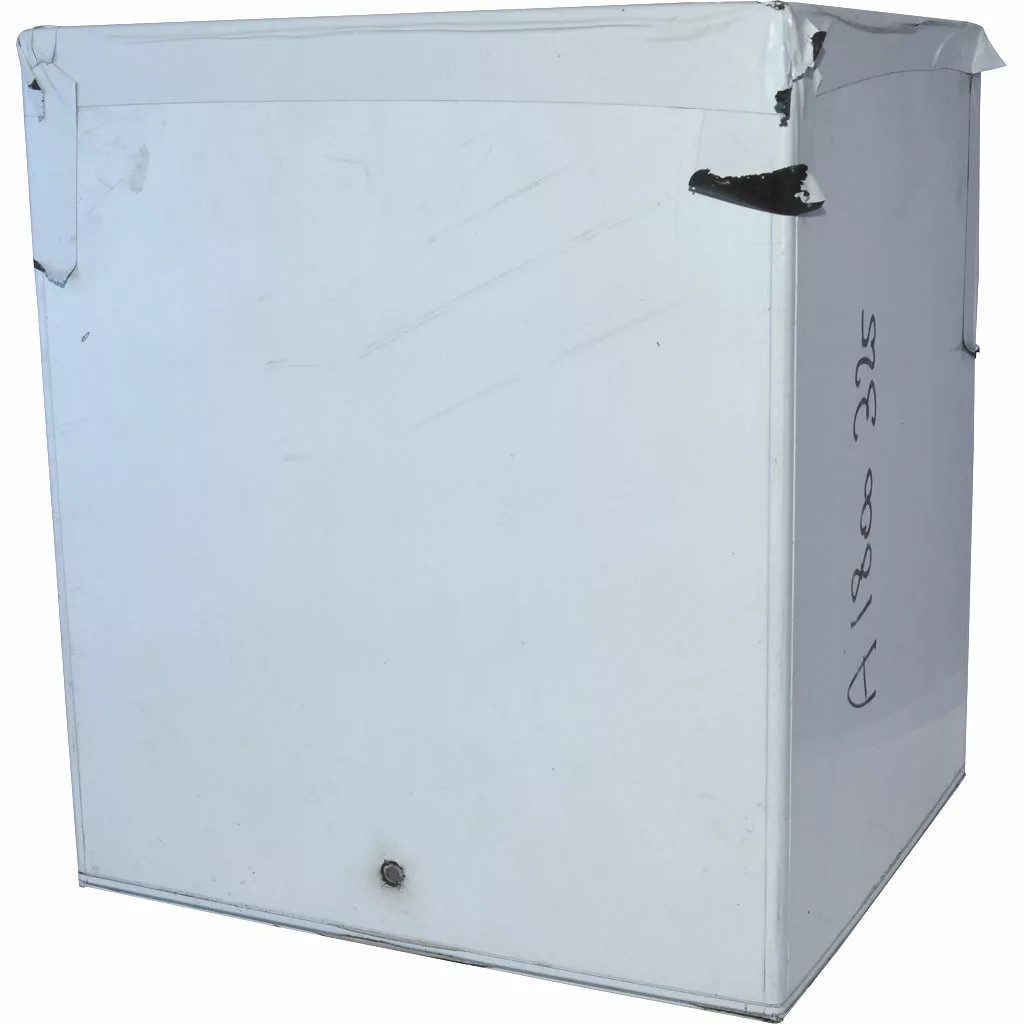 The Fiorenzato Body Work - Volante only arrives in a large white cardboard box with dents, creases, tears, a damaged upper corner, and some writing on the side. © 2025 1st-line.com