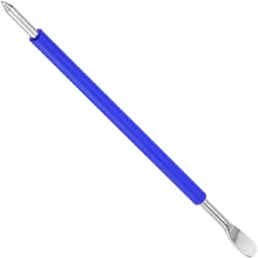 A Motta Latte Art Pen with a blue cover, designed with a pointed tip on one end and a flat, curved edge on the other. © 2025 1st-line.com
