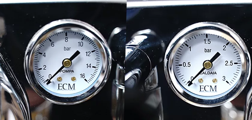 Two round pressure gauges on the discontinued ECM Mechanika V Slim Espresso Machine: left (POMPA) reads 10 bar, right (CALDAIA) 1.3 bar. Both feature metallic rims and white faces—an elegant detail on this slim model. © 2025 1st-line.com