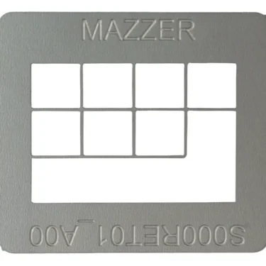 The Mazzer S000RET01/AQQ Grid is a metallic stencil labeled “MAZZER” on top, with “5000RET01_A00 / S000RET01” beneath, featuring eight rectangular cutouts arranged in two rows. © 2025 1st-line.com