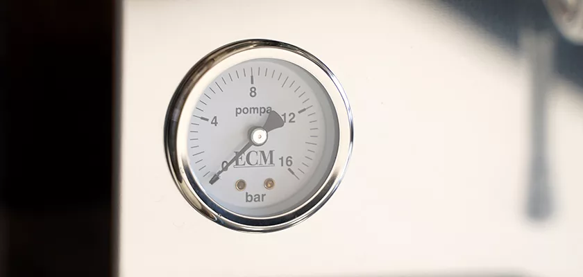 Close-up of a circular pressure gauge on the VBM White Junior WHITE Drip Tray, Grill & Water Tank Cover E209, labeled pompa and ECM, showing 0–16 bar with the needle just above 1 bar. © 2025 1st-line.com