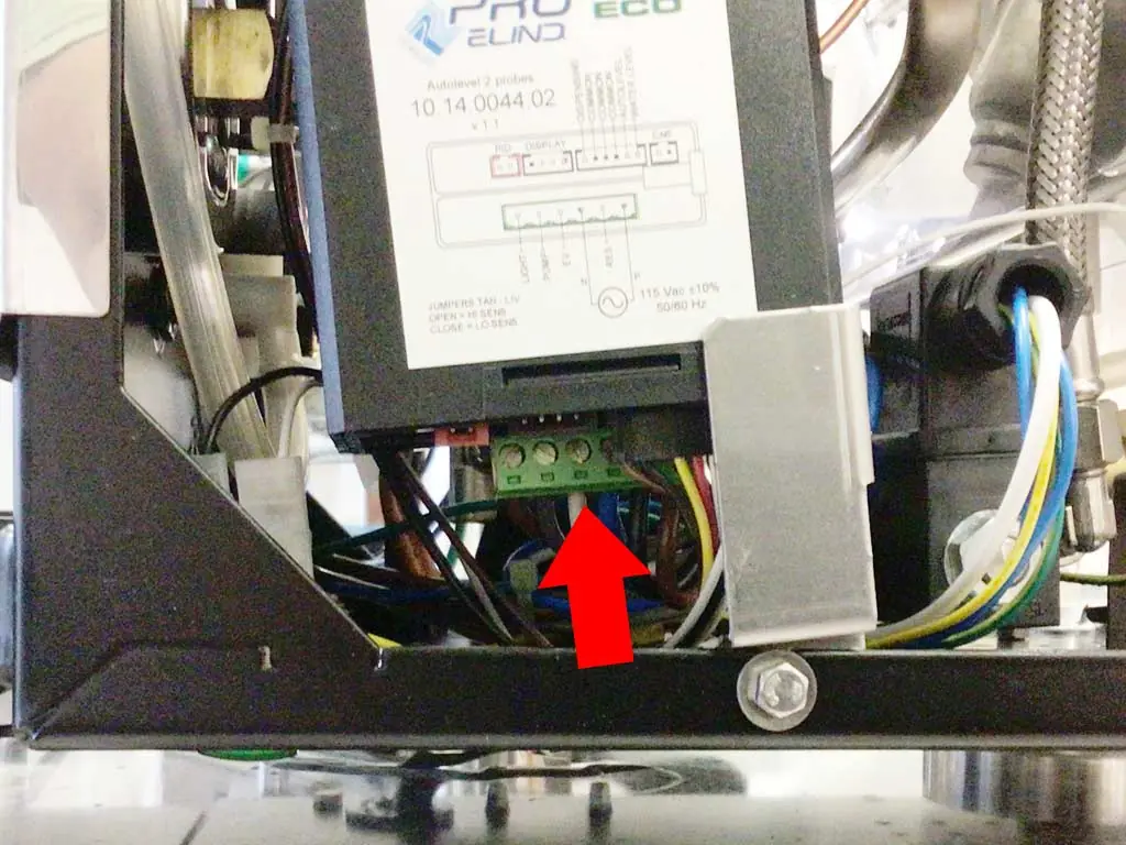 A close-up of electronic components, featuring a wiring terminal block with several colored wires connected, highlights a No Power issue. A large red arrow points at the terminal block. A device labeled PRO Elind sits above—Rocket Appartamento style.
